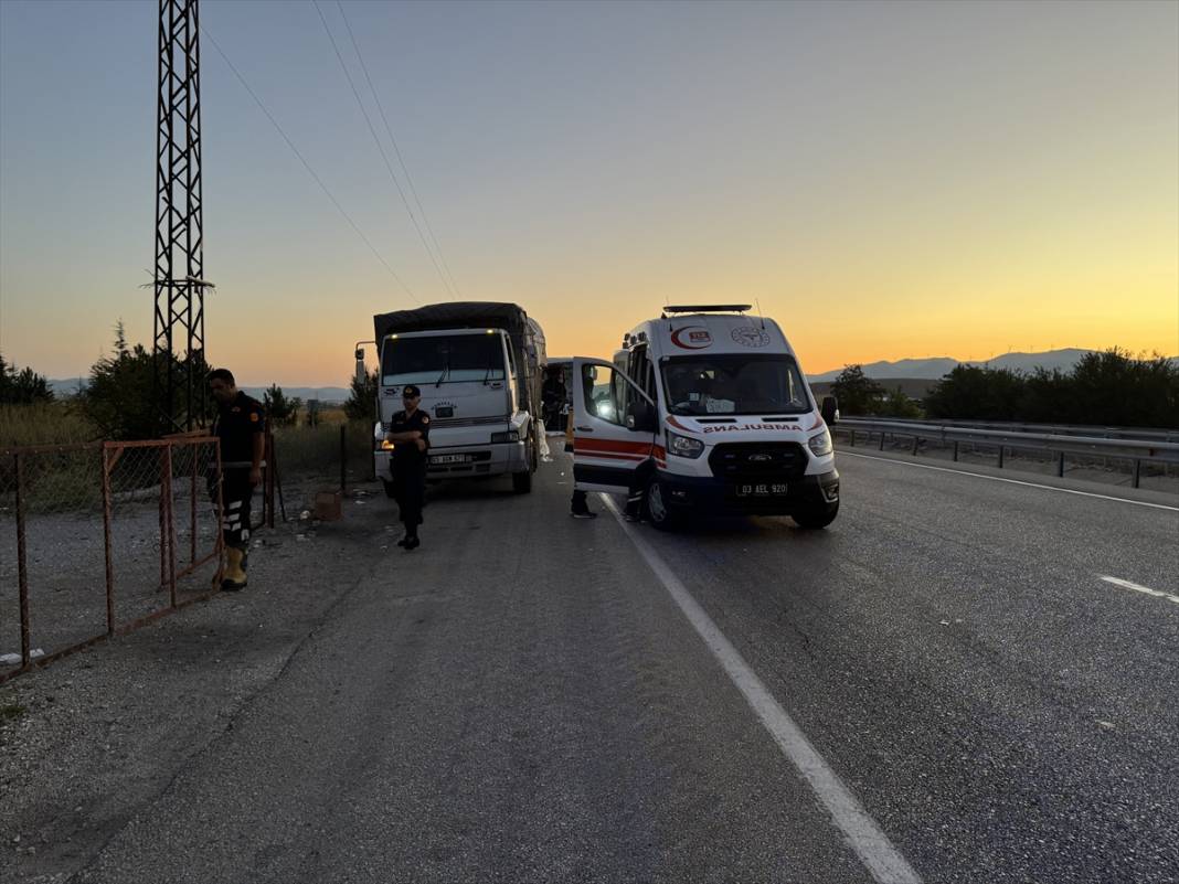 Yolcu otobüsü, yem yüklü kamyona çarptı! Ölü ve yaralılar var 3